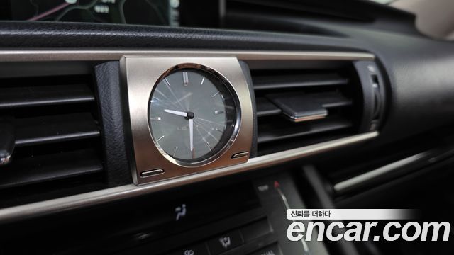 Lexus IS200t Supreme 2017 — фото 30