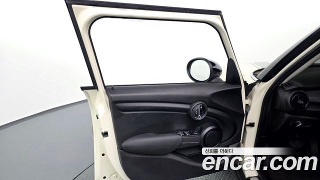 MINI Cooper D 5Door HIGH 3rd 2017 — фото 24