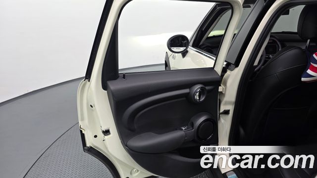 MINI Cooper D 5Door HIGH 3rd 2017 — фото 25