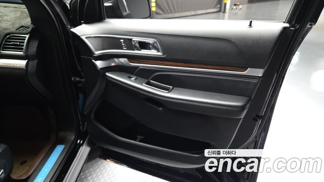Ford Explorer 2.3 Limited 4WD 5th 2018 — фото 24