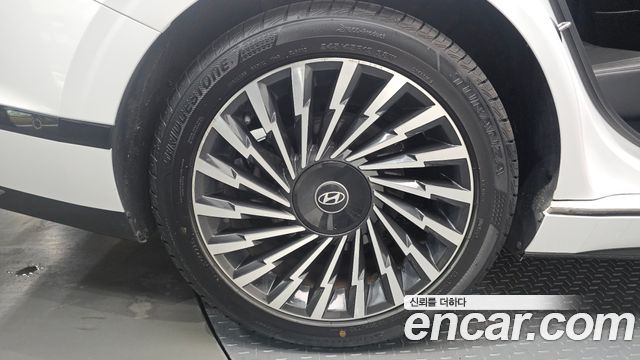 Hyundai Grandeur (GN7) 2,5 Gasoline 2WD Calligraphy 2023 — фото 38