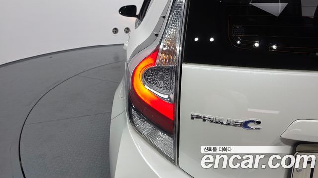 Toyota Prius C 1.5 2019 — фото 29