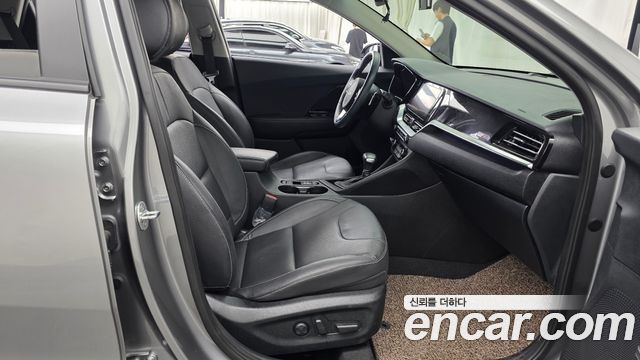 Kia Niro 1.6 HEV Signature 2022 — фото 11