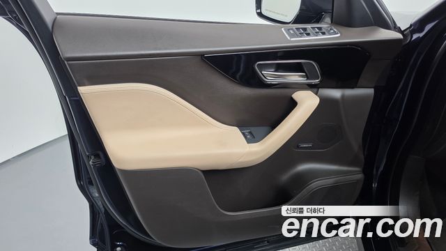 Jaguar F-PACE 20d Prestige 2018 — фото 24