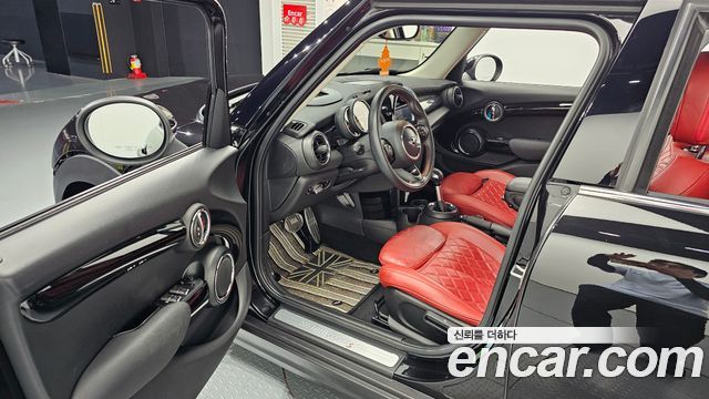 MINI Cooper S 5Door Standard 3rd 2019 — фото 10