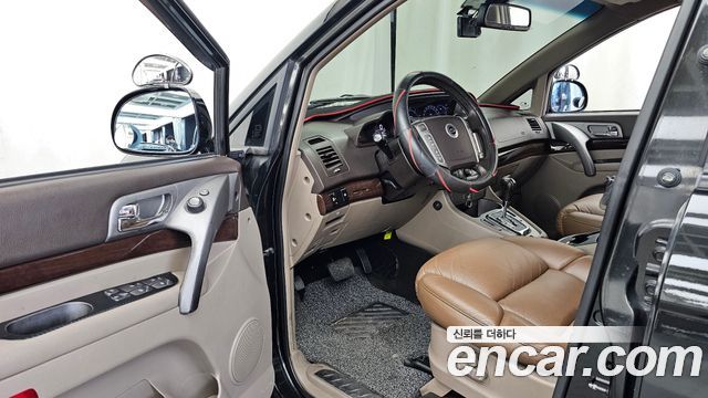 KG Mobility (SsangYong) Korando Turismo 4WD Chateau 9-seater 2015 — фото 10