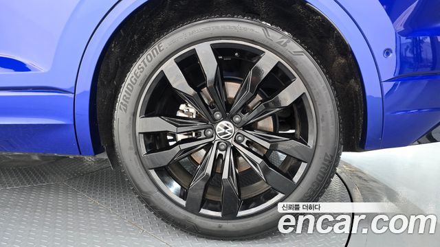 Volkswagen Touareg (III) 3.0 TDI R-Line 2023 — фото 27