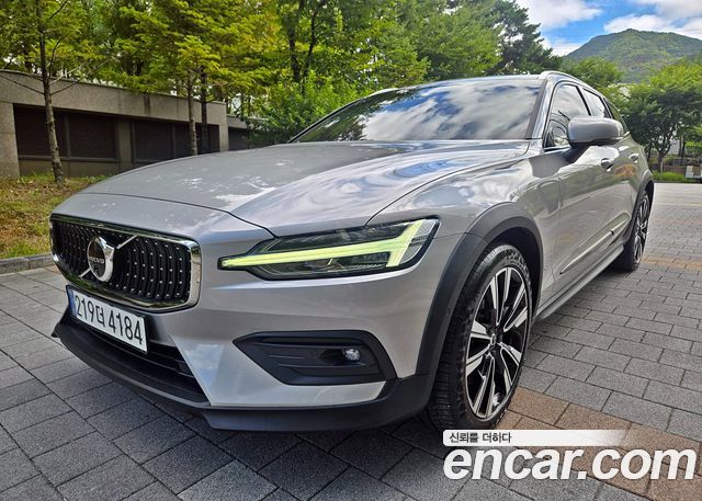 Volvo V60 Cross Country (II) B5 Ultimate AWD 2024 — фото 2