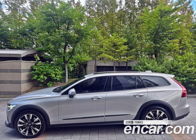 Volvo V60 Cross Country (II) B5 Ultimate AWD 2024 — фото 3