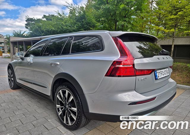 Volvo V60 Cross Country (II) B5 Ultimate AWD 2024 — фото 4