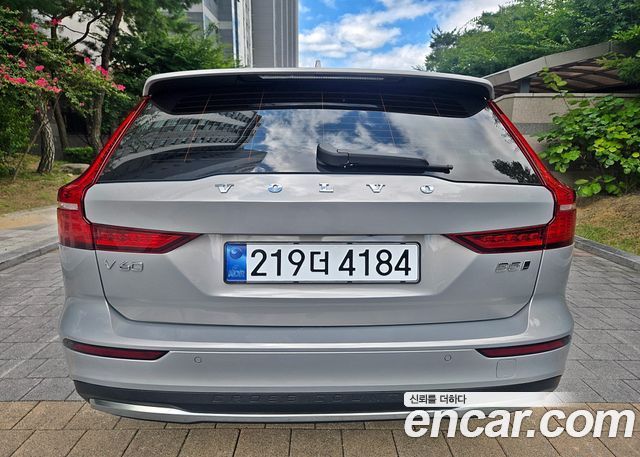 Volvo V60 Cross Country (II) B5 Ultimate AWD 2024 — фото 5