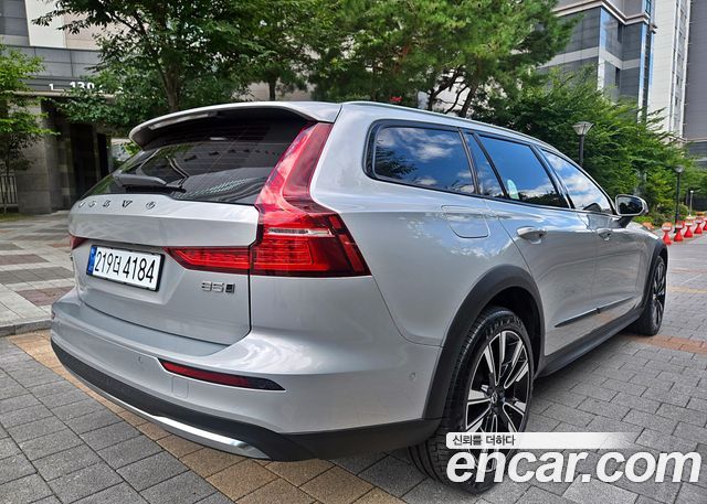 Volvo V60 Cross Country (II) B5 Ultimate AWD 2024 — фото 6