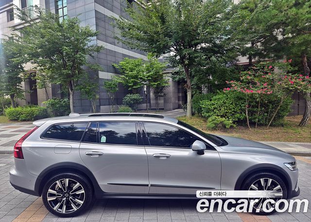 Volvo V60 Cross Country (II) B5 Ultimate AWD 2024 — фото 7