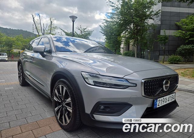Volvo V60 Cross Country (II) B5 Ultimate AWD 2024 — фото 8