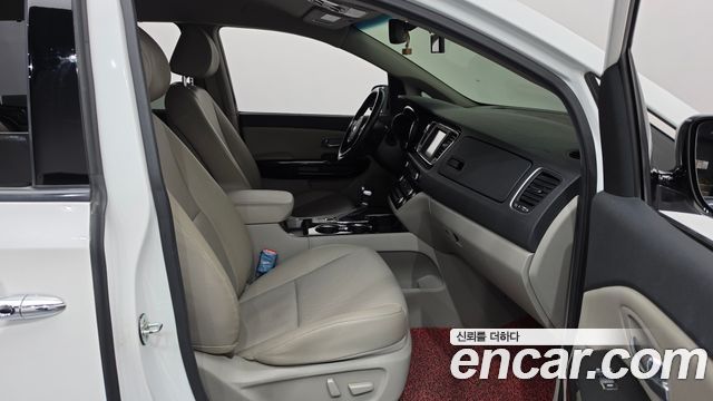 Kia Carnival 9-Seater Prstige 2020 — фото 26