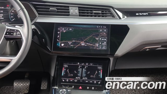 Audi e-tron 55 Quattro 2020 — фото 14
