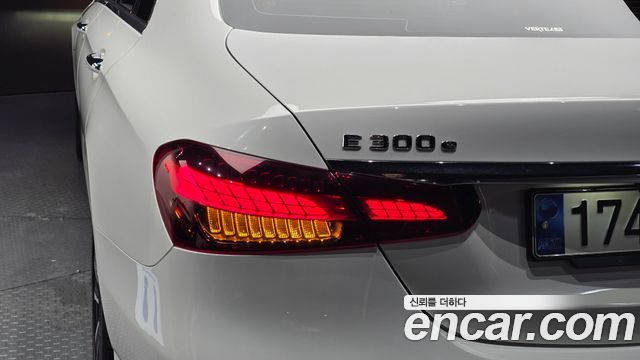 Mercedes-Benz E-Class (W213) E300e 4MATIC Exclusive 2021 — фото 23
