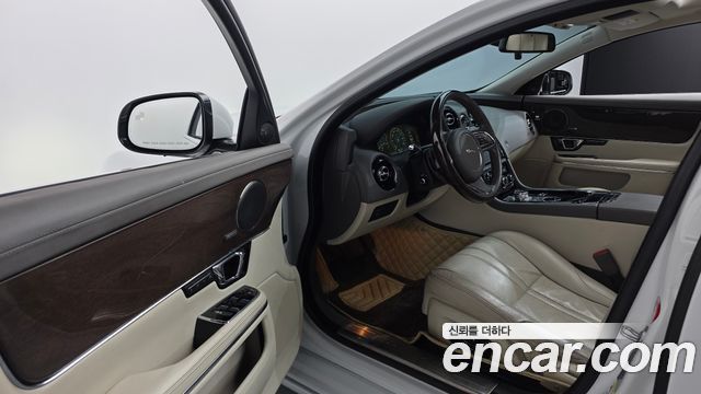 Jaguar XJ 3.0D Premium Luxury LWB X351 2016 — фото 10