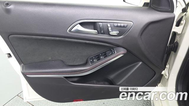Mercedes-Benz A-Class (W176) A45 AMG 4MATIC 2018 — фото 24