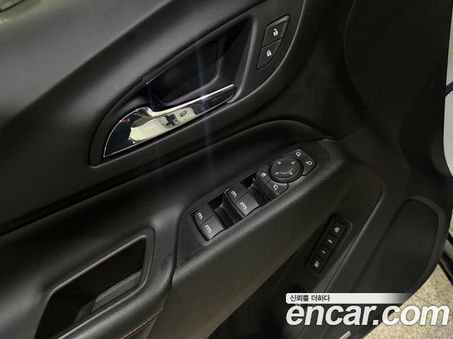 Chevrolet Equinox 2WD Premier 2018 — фото 20