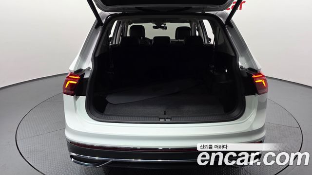 Volkswagen Tiguan Allspace 2.0 TSI Prestige 2023 — фото 20