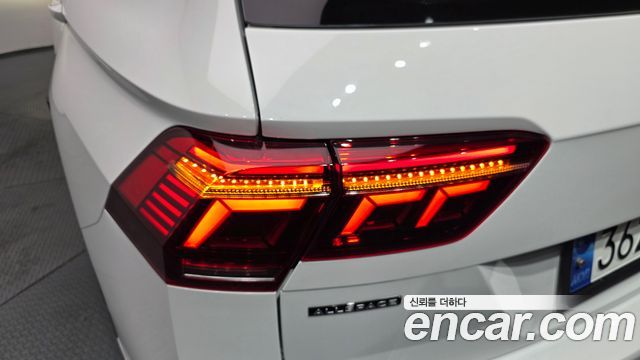 Volkswagen Tiguan Allspace 2.0 TSI Prestige 2023 — фото 23