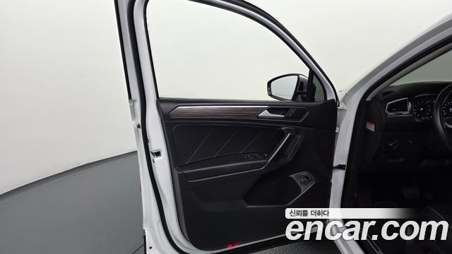 Volkswagen Tiguan Allspace 2.0 TSI Prestige 2023 — фото 24