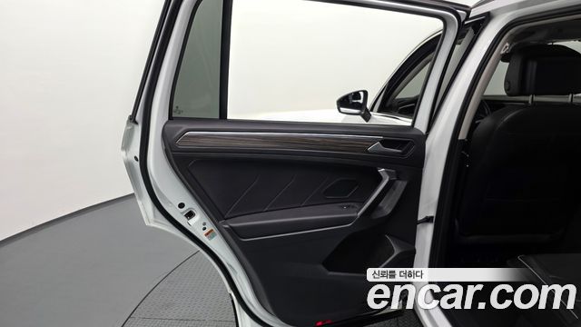 Volkswagen Tiguan Allspace 2.0 TSI Prestige 2023 — фото 25