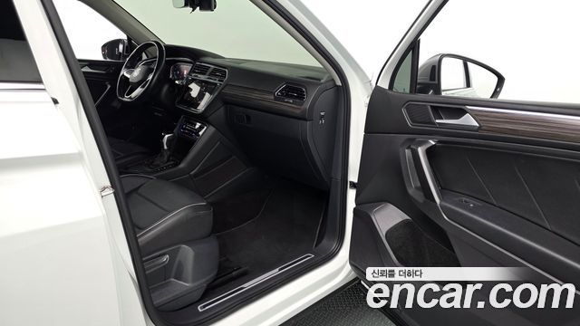 Volkswagen Tiguan Allspace 2.0 TSI Prestige 2023 — фото 26
