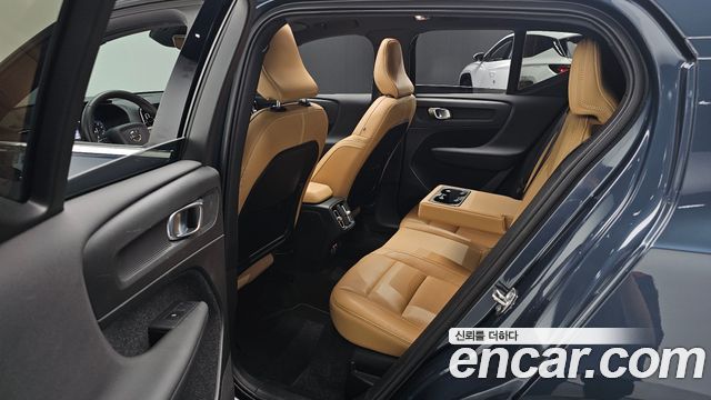 Volvo XC40 B4 Inscription 2021 — фото 16