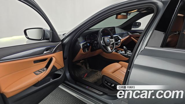 BMW 5 Series (G30) 520i M Sport 2023 — фото 1