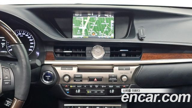 Lexus ES300h Supreme XV60 2013 — фото 15