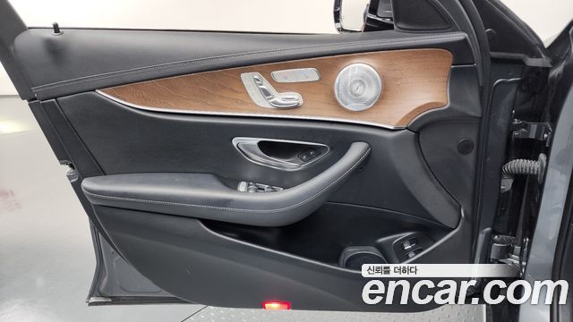 Mercedes-Benz E-Class (W213) E300e 4MATIC Exclusive 2021 — фото 24