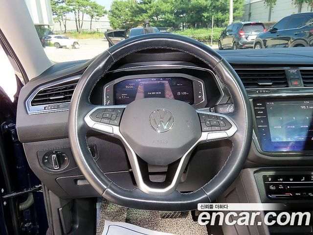 Volkswagen Tiguan Allspace 2.0 TSI Prestige 2023 — фото 8