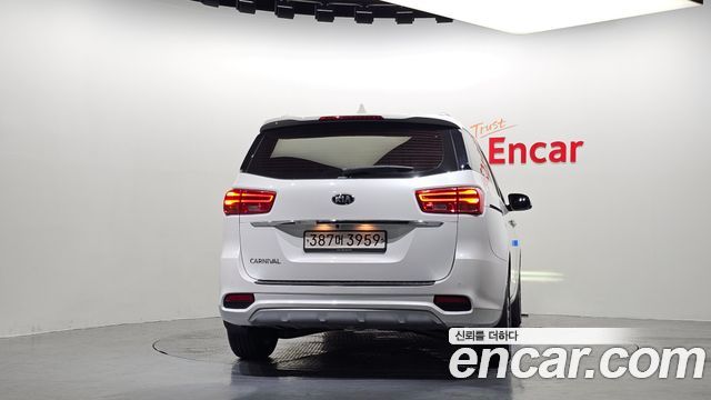 Kia Carnival 9-Seater Prstige 2019 — фото 4