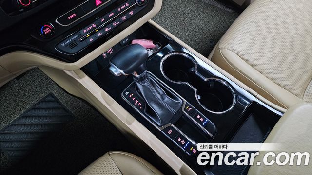 Kia Carnival 9-Seater Prstige 2019 — фото 9