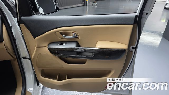 Kia Carnival 9-Seater Hi-Limousine Noblesse Special 2020 — фото 25