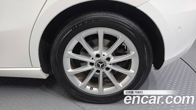 Mercedes-Benz A-Class (W177) A220 Hatchback 2020 — фото 21