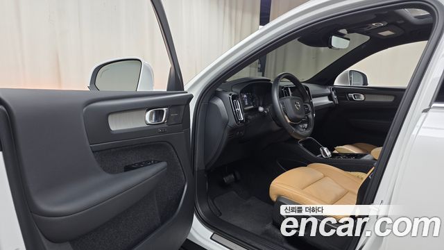 Volvo XC40 B4 Inscription 2021 — фото 10