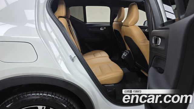 Volvo XC40 B4 Inscription 2021 — фото 11