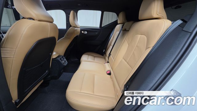 Volvo XC40 B4 Inscription 2021 — фото 12