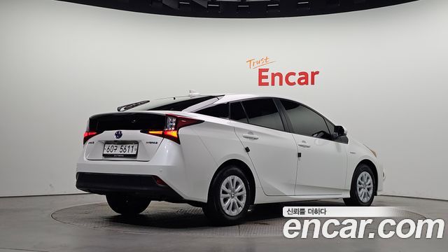 Toyota Prius (IV) 1.8 2019 — фото 2