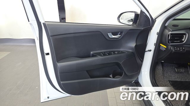 Kia Stonic 1.4 Prestige 2018 — фото 24