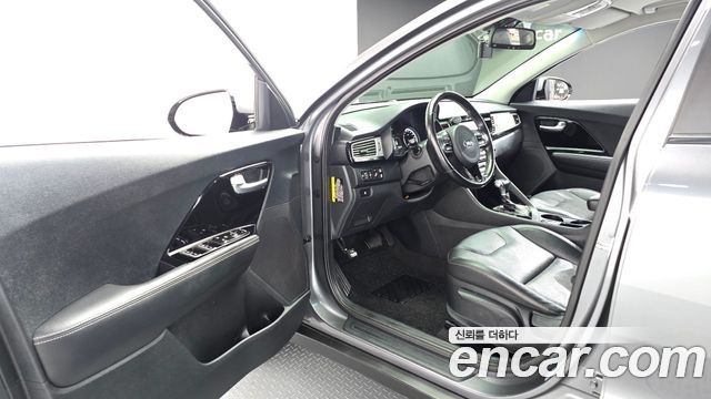 Kia Niro Prestige 2018 — фото 10