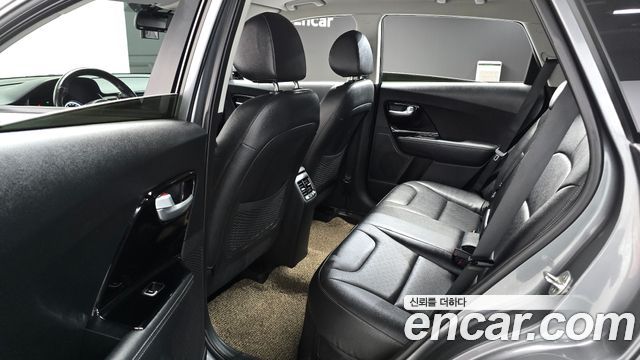 Kia Niro Prestige 2018 — фото 11