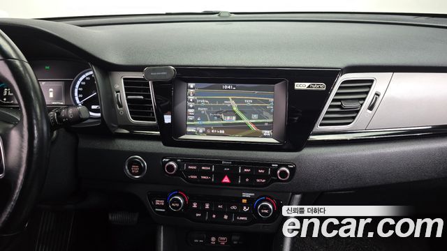 Kia Niro Prestige 2018 — фото 13