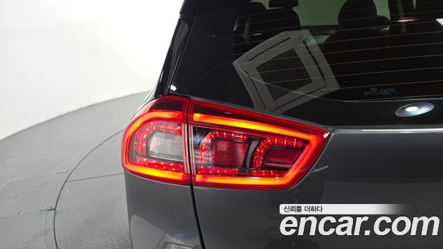 Kia Niro Prestige 2018 — фото 23