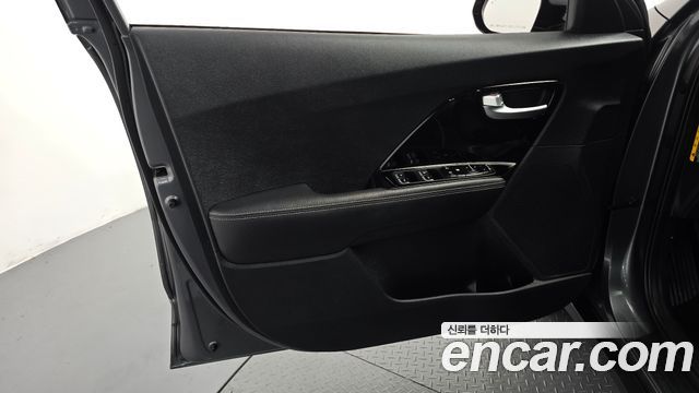 Kia Niro Prestige 2018 — фото 24