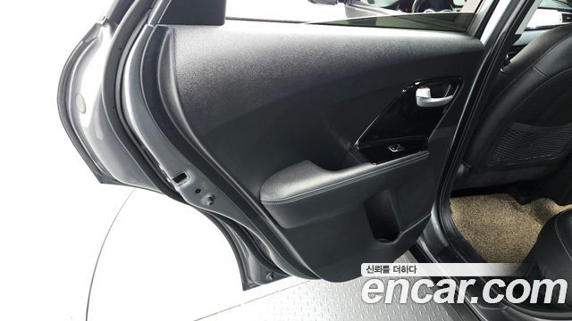 Kia Niro Prestige 2018 — фото 25