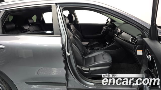 Kia Niro Prestige 2018 — фото 26